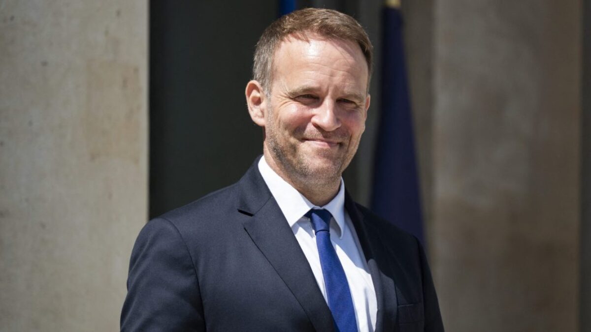 Francúzky minister priemyslu hovorí, že 10% clá nie sú pre EÚ dobrý obchod.