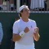 Joao Fonseca pokračuje vo Wimbledone díky kúzlu Rogera Federera na tráve.