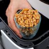 Dajte vlašské orechy do fritézy a toto sa stane…