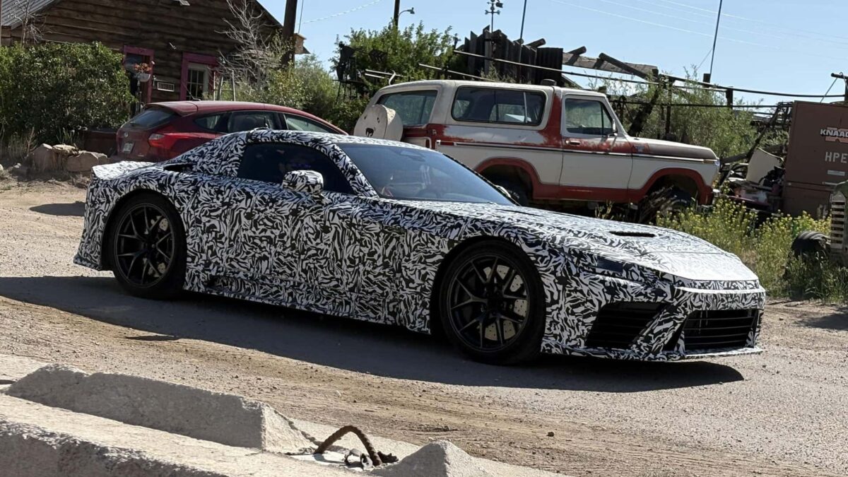 Nové superauto Lexus LFR zachytené počas testovania po celej krajine.