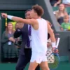 Pozri: Ben Shelton exploduje po odložení zápasu vo Wimbledone – od mečbolu po ko...
