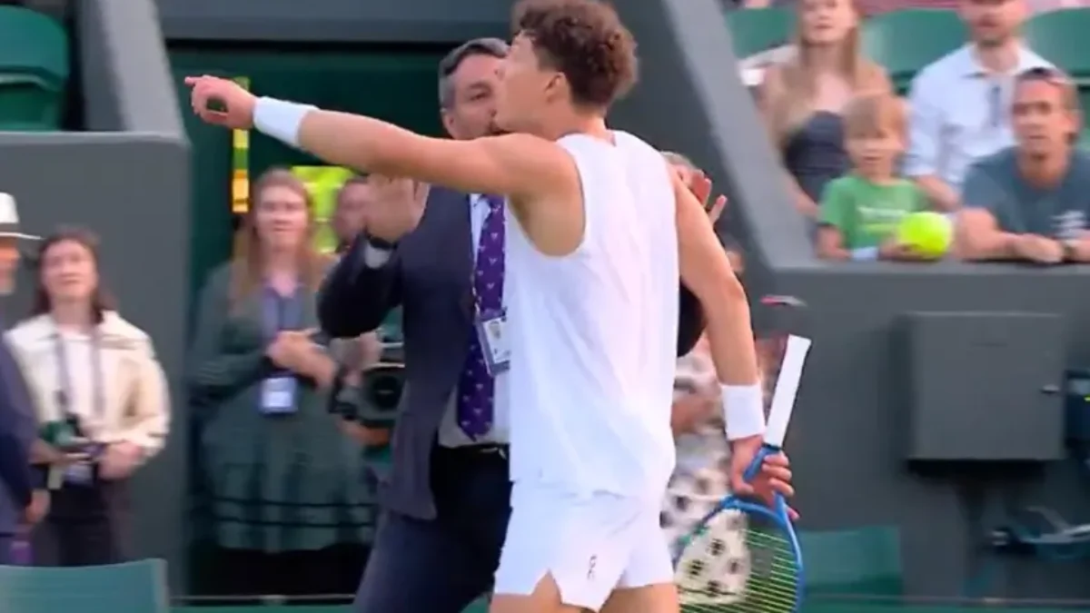 Pozri: Ben Shelton exploduje po odložení zápasu vo Wimbledone – od mečbolu po kolaps.
