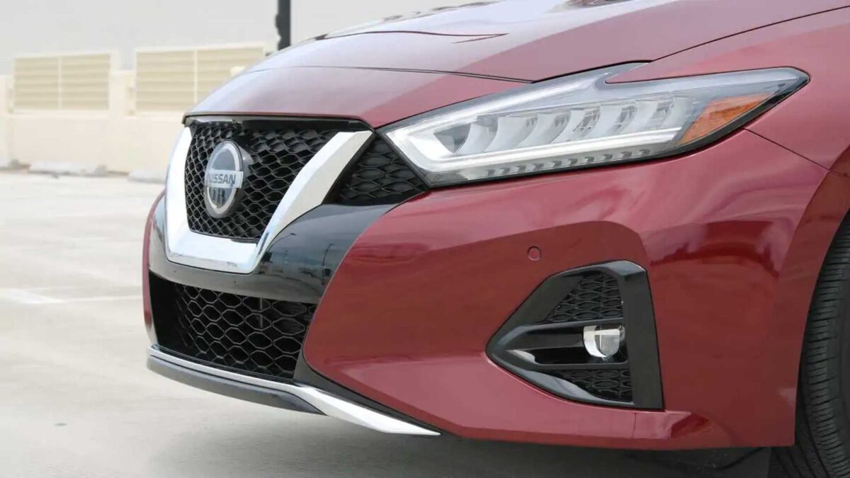 Nissan stále predáva sedan, ktorý prestal vyrábať pred dvoma rokmi.