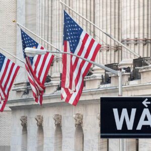 Live Nasdaq Composite: Trhy ustupujú, keď sa začínajú objavovať praskliny v ekon...