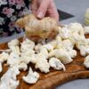 Chrumkavý vyprážaný karfiol so sezamovou a arašidovou omáčkou