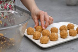 Vegánske šošovicové guľky v štipľavej paradajkovej omáčke.