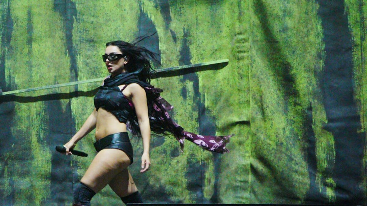 Charli XCX spálila Glastonbury najjednoduchším štylovým trikom tohto leta.