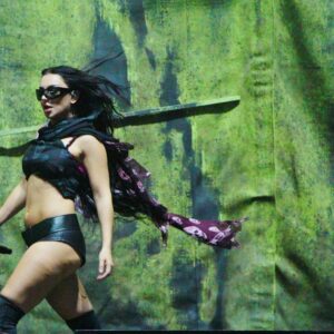 Charli XCX spálila Glastonbury najjednoduchším štylovým trikom tohto leta.