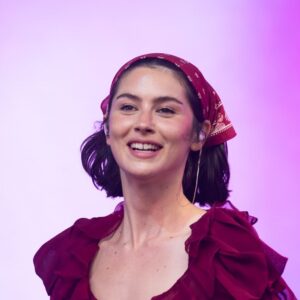 Nikto si na Glastonbury neužil lepšie ako Gracie Abrams.