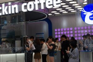 Najväčší konkurent Starbucksu práve prišiel do USA. Luckin Coffee otvoril dve po...