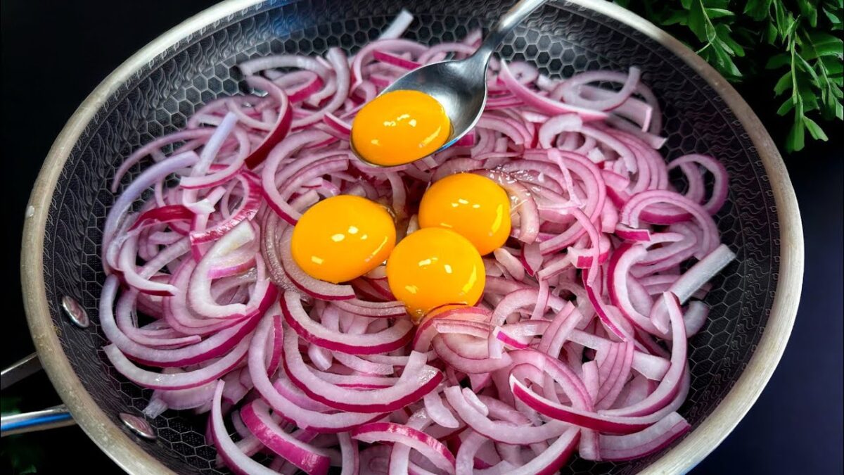 Vynikajúci recept: vajcia s cibuľou