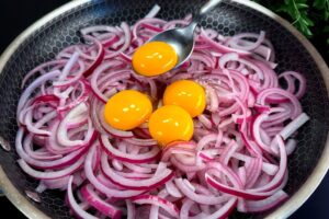 Vynikajúci recept: vajcia s cibuľou