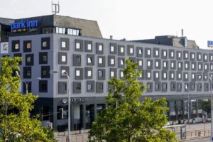 Neskolaudovaná fasáda hotela na nábreží v Bratislave