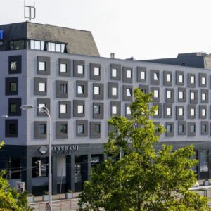 Neskolaudovaná fasáda hotela na nábreží v Bratislave