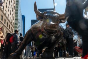 Index S&P 500 oficiálne dosiahol nový rekord nad 6 500 – investori by sa vš...