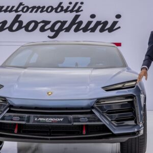 Generálny riaditeľ Lamborghini varuje, že clá dokonca prinútili aj ich najbohatš...