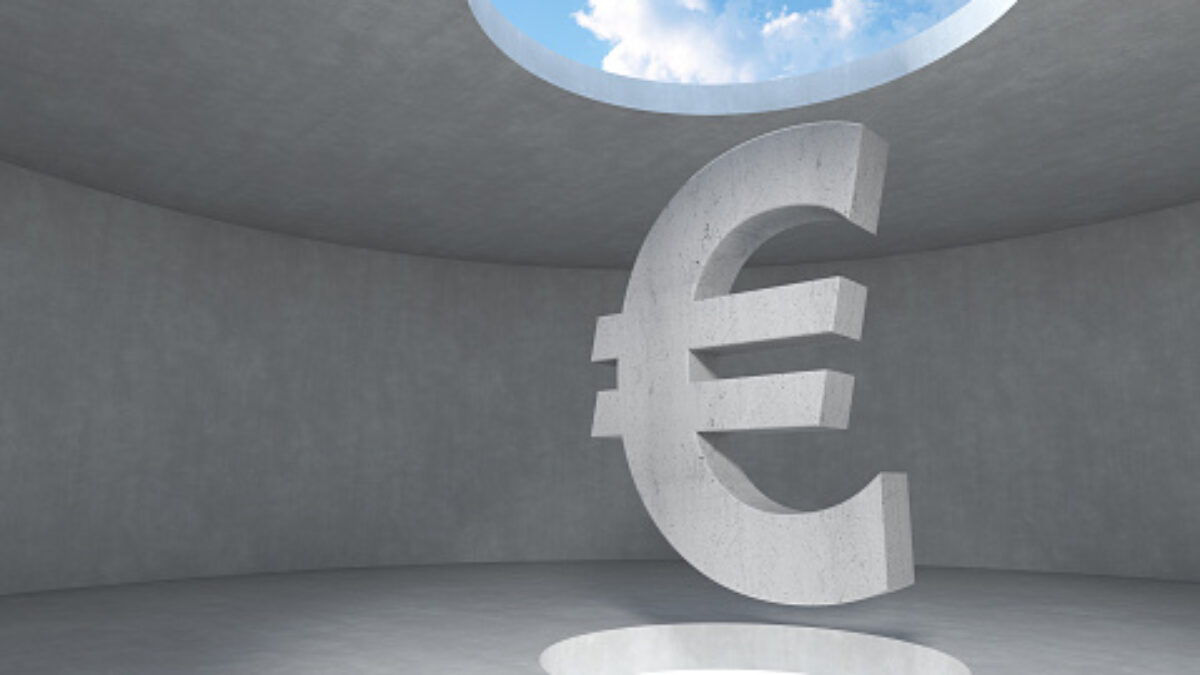 Francúzska politika zaťažuje euro, no predajom sa nedarí nabrať na sile.