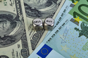 Dolár a euro mierne posilnili, keď sa objavili detaily obchodnej dohody medzi US...