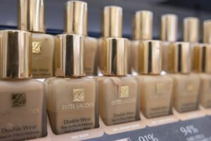 Clá ukroja z čistého zisku Estée Lauder 100 miliónov dolárov, tvrdí spoločnosť.