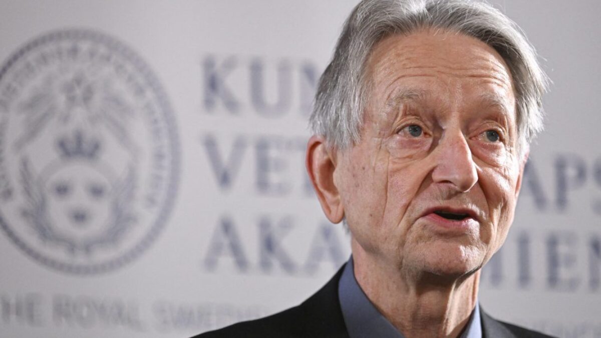 „Krstný otec umelej inteligencie“ Geoffrey Hinton: Technologické spoločnosti myslia predovšetkým na krátkodobé zisky, nie na konečný cieľ umelej inteligencie.