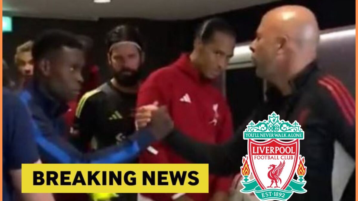 Virgil van Dijk reaguje, keď si Arne Slot potriasa rukou s Marcom Guehim.