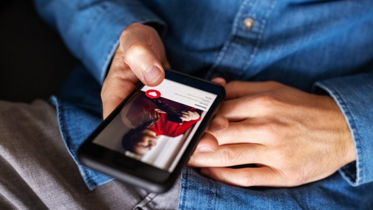 Problém znásilnenia v Match Group: Žaloba tvrdí, že nečinnosť majiteľa Tinderu a Hinge umožnila násilníkom zostať v aplikáciách.