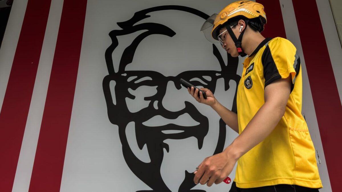 Tržby Yum China naďalej rastú, ale prudký cenový boj v rozvoze jedla môže negatívne ovplyvňovať náladu investorov.
