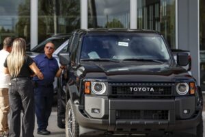 Toyota varuje pred zásahom do zisku kvôli clám vo výške 9,5 miliardy dolárov.