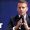 Emmanuel Macron diskutuje o politike umelej inteligencie na fóre v Londýne.
