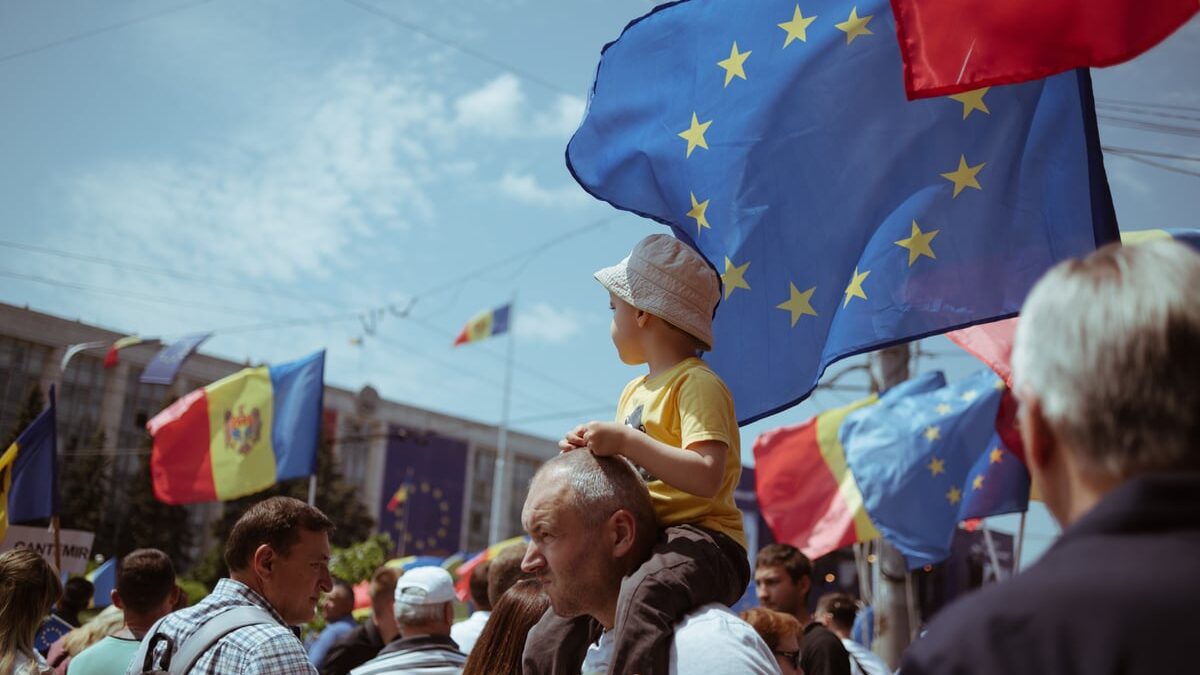 Európa oslavuje proeurópske víťazstvo Moldavska vo voľbách.