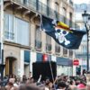Revolucionári generácie Z na celom svete majú spoločný symbol: pirátsku vlajku z...