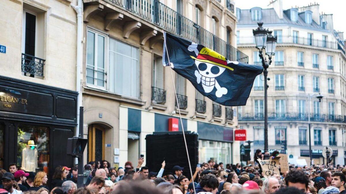 Revolucionári generácie Z na celom svete majú spoločný symbol: pirátsku vlajku z diela „One Piece,“ najpredávanejšej mangy v histórii.