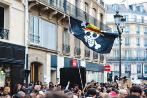 Revolucionári generácie Z na celom svete majú spoločný symbol: pirátsku vlajku z...