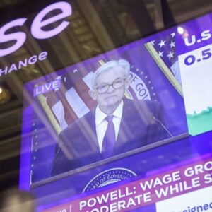Americké akcie ukrajujú z náskoku Európy a Powell nenápadne naznačil uvoľnenejší...