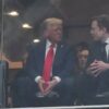 Trump a Elon Musk sa stretli na spomienkovej bohoslužbe Kirka, mesiace po ohromu...