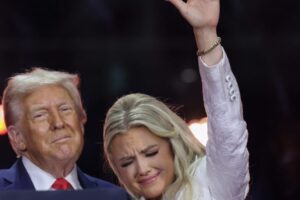 Trump označuje Kirka za „mučeníka“, jeho manželka odpúšťa strelcovi.