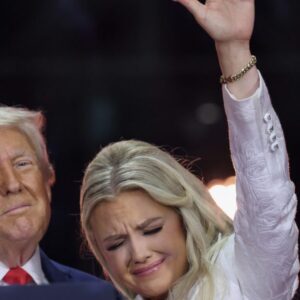 Trump označuje Kirka za „mučeníka“, jeho manželka odpúšťa strelcovi.