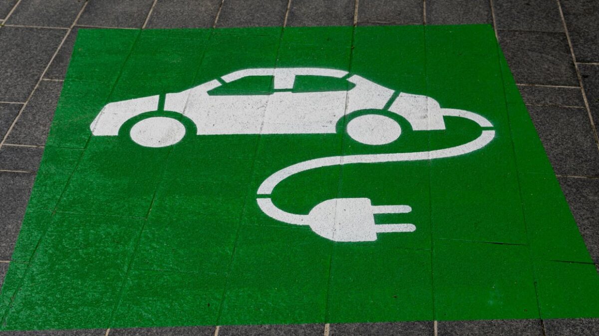 Komisia otvorí rokovania s automobilovým priemyslom o „e-autách“.
