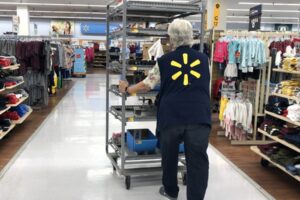 Walmart a Target údajne nútia zamestnancov odstraňovať štítky z odevov.