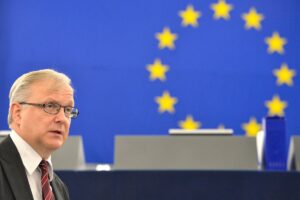 Rehn z ECB vidí priestor na ďalšie zníženia sadzieb, ak sa inflácia spomalí
