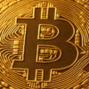 Cena bitcoinu klesá, ale analytici vidia cieľovú cenu 180 000 dolárov.