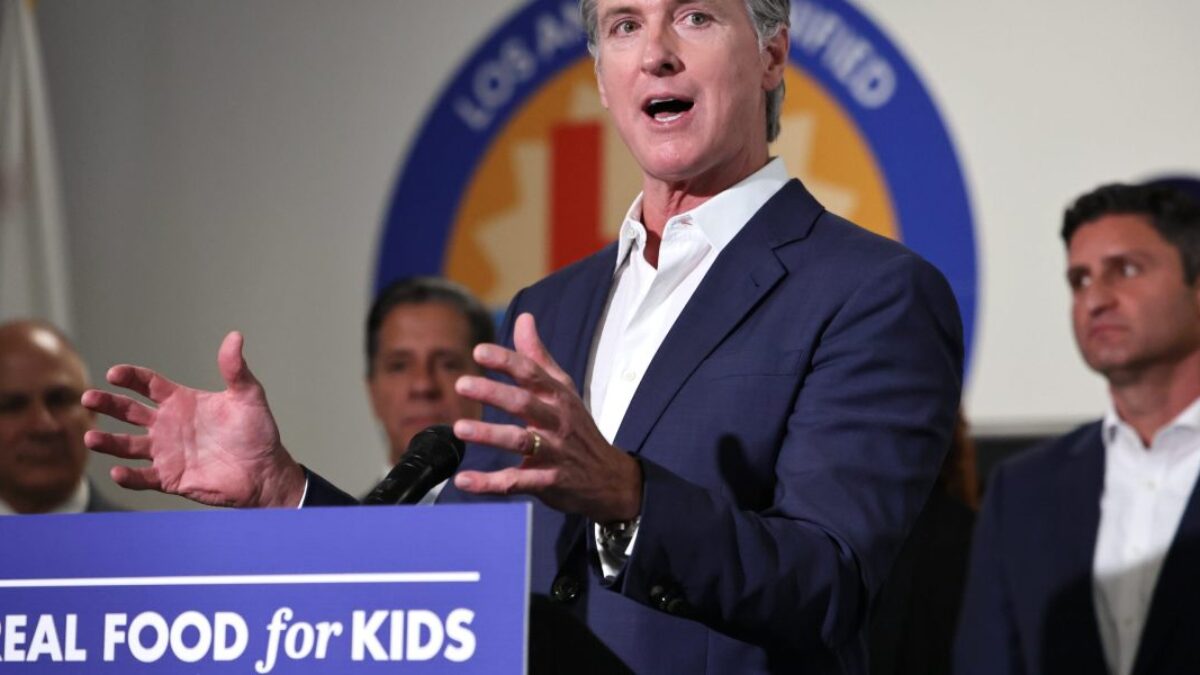 Gavin Newsom predvádza svoj vlastný plán „MAHA“ a snaží sa zakročiť proti ultra spracovaným potravinám v školských obedoch.