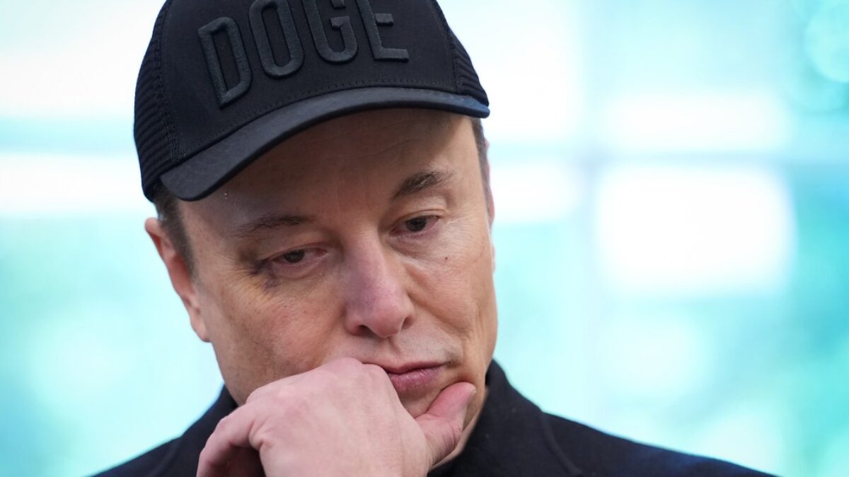 Bitka o bilionársky balík odmien pre Elona Muska sa stupňuje, penzijné fondy stoja proti Tesle.