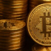 Cena bitcoinu klesá z rekordného maxima do pásma 122 000 dolárov.