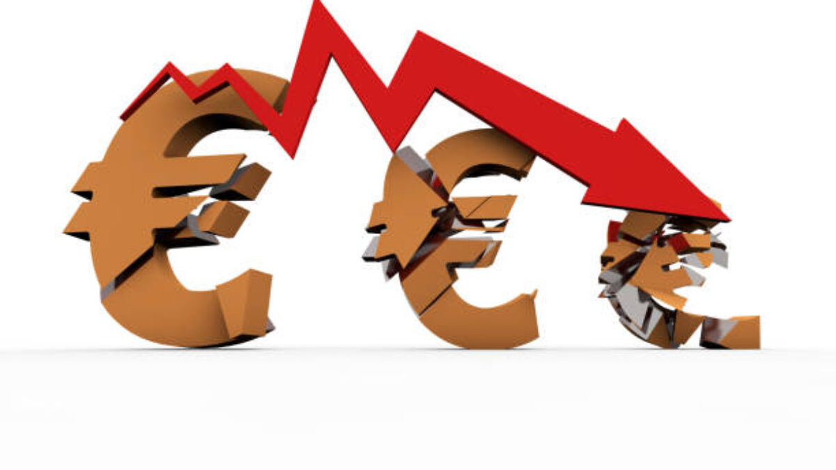 Euro oslabuje v dôsledku rozpadu francúzskej vlády, Macron čelí novej kríze.