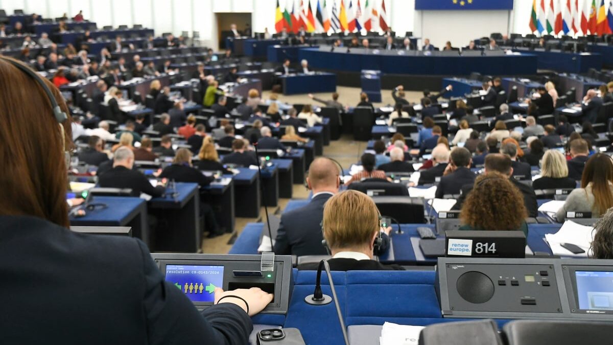 Tento TÝŽDEŇ dve návrhy na odvolanie von der Leyenovej, výročie vojny v Gaze a obranné plány