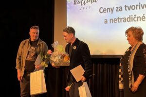 Mesto Handlová: CENA ZA TVORIVÝ ČIN ROKA NA PODUJATÍ KULTÚRA 2025 PUTOVALA DO HA...