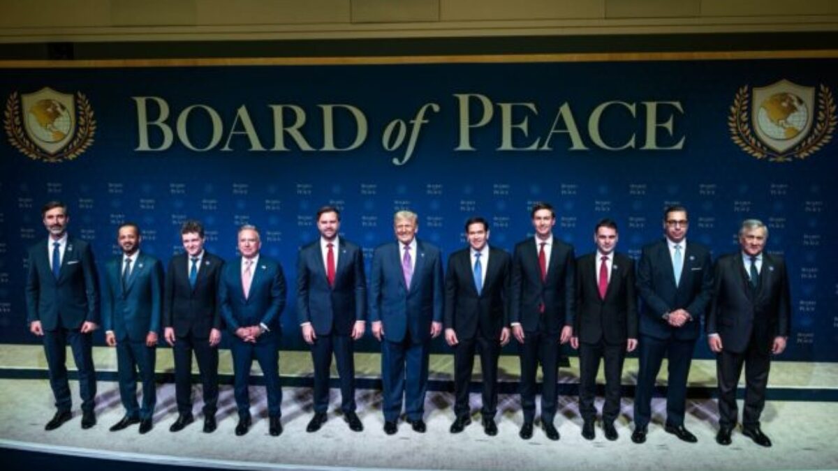 Blanár zastupoval Fica na prvom zasadnutí Trumpovej Rady mieru, Slovensko bolo v úlohe pozorovateľa – FOTO