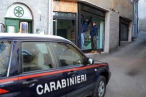 Policajná databáza za 25 éčiek, sociálne zabezpečenie za 11. Policajti predávali...