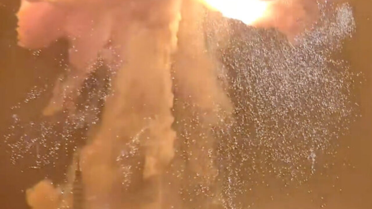 Raketa New Glenn spoločnosti Blue Origin explodovala počas testu na Floride